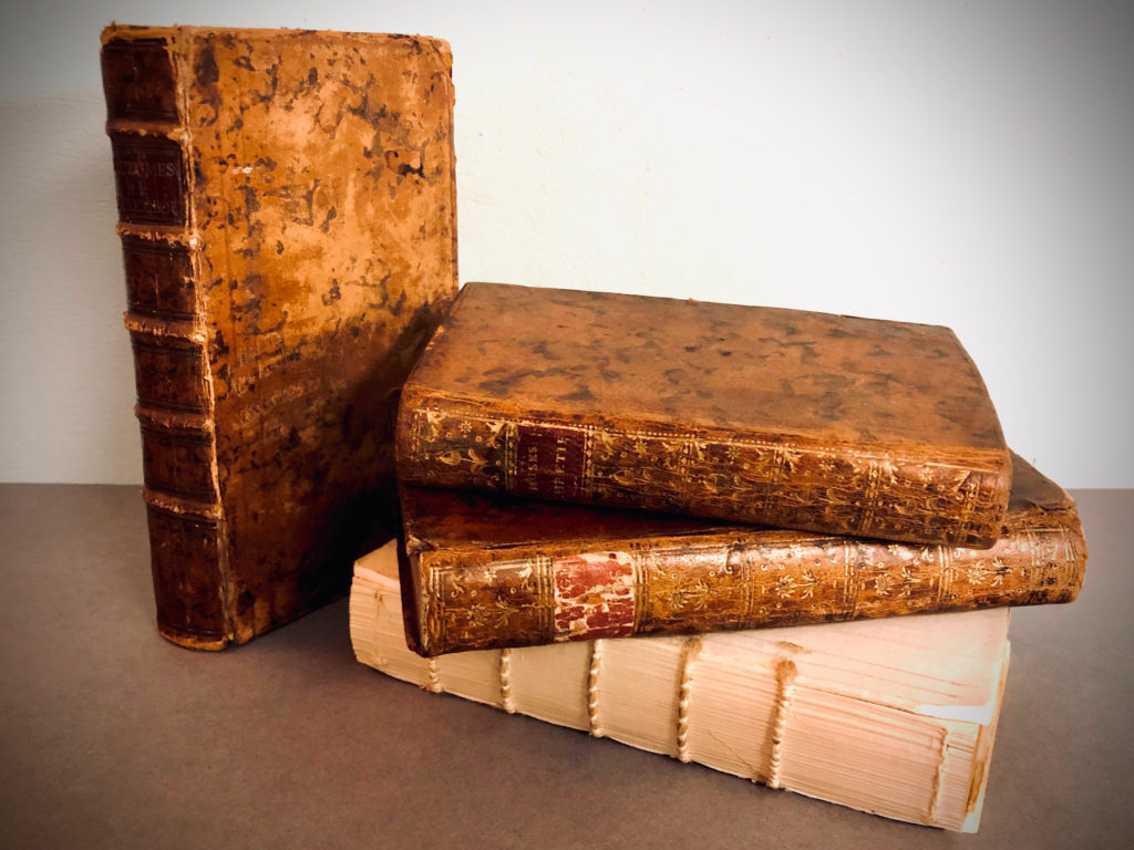 Restauration d'un livre ancien à l'atelier